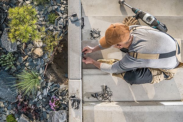 installation d'éclairage de jardin